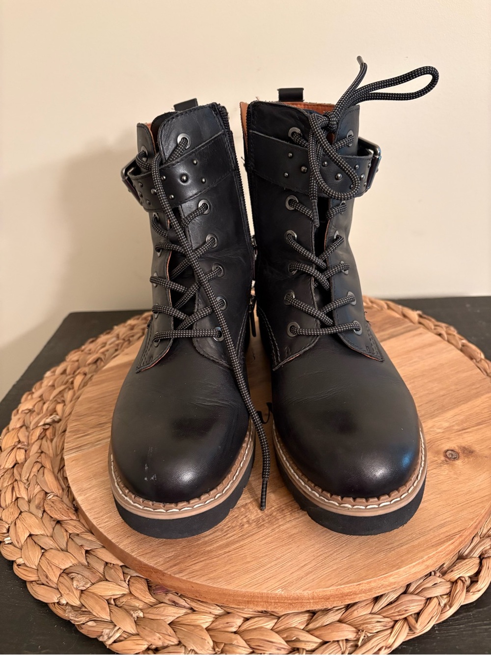 PIKOLINOS Black Lace-Up Women's Combat Boots with Contrast Welt